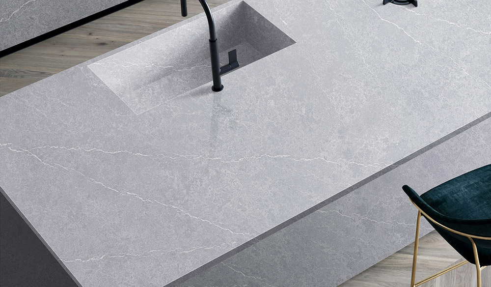  厨房空间厨房台面：岩板耐高温，可直接放置热锅，无惧明火炙烤，有效避免因高温导致的台面变形、开裂；其超强的抗污性能，污渍难以渗透，日常清理只需湿布擦拭，轻松保持台面洁净；硬度高，不易被刀具刮花，能长久维持美观平整，是厨房台面的理想之选。厨房背景墙：岩板大尺寸的特点，能减少拼接缝隙，打造无缝、连贯的视觉